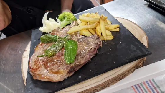 Carne a la plancha con patatas y pimientos