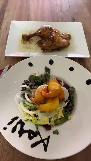 Pollo asado y ensalada