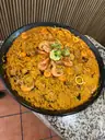 Paellera con arroz, gambas y calamares